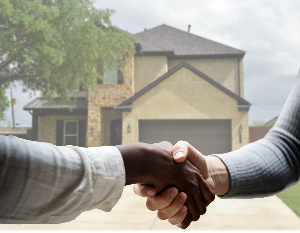 House Real Estate Agent Sold - Tumisu / Pixabay